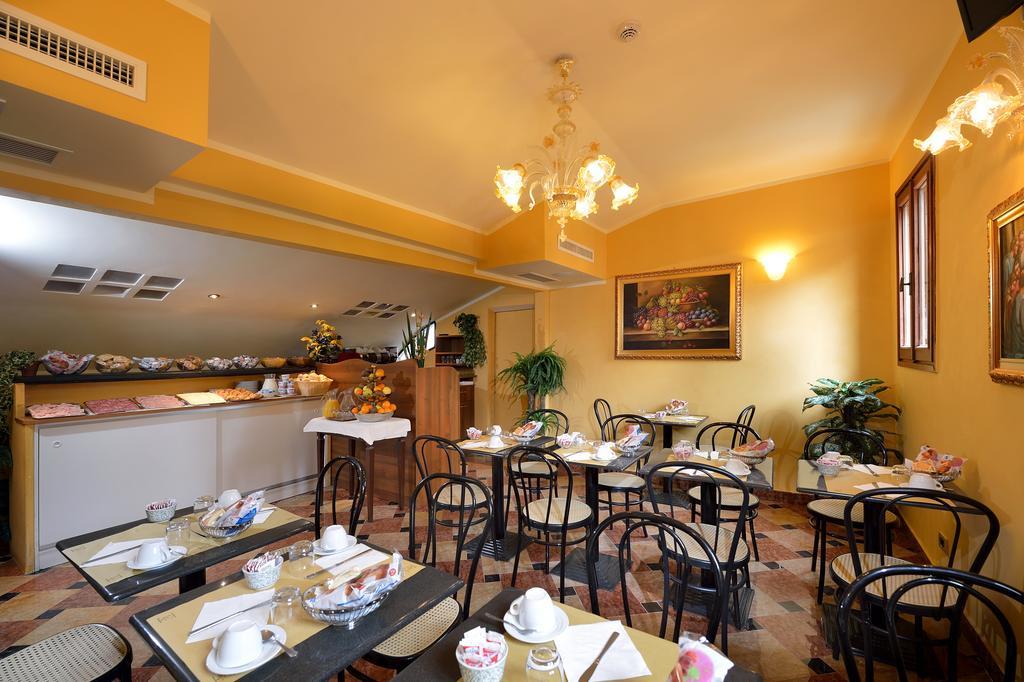 Hotel Citta Di Milano Venesia Bagian luar foto