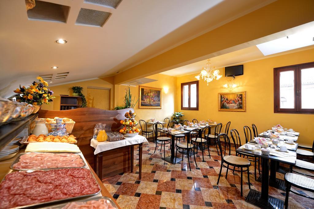 Hotel Citta Di Milano Venesia Bagian luar foto
